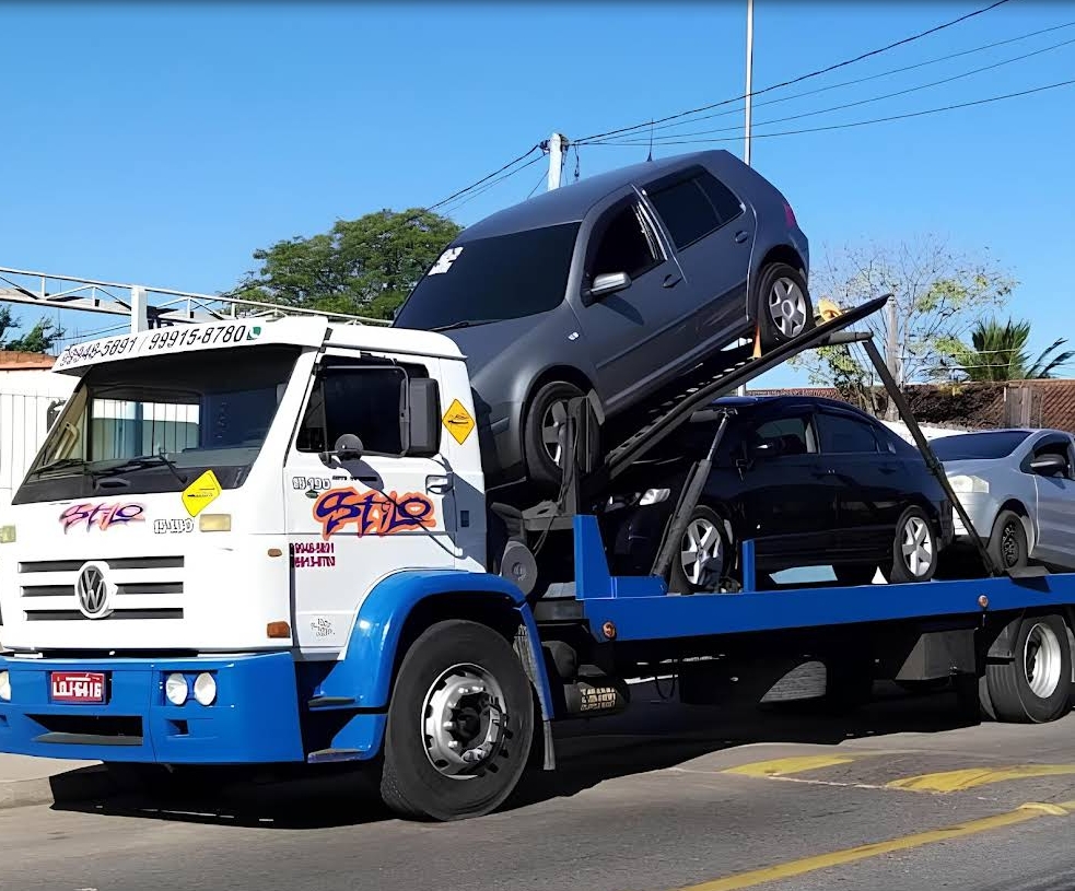 Caminhão guincho Reboque Stilo transportando veículos